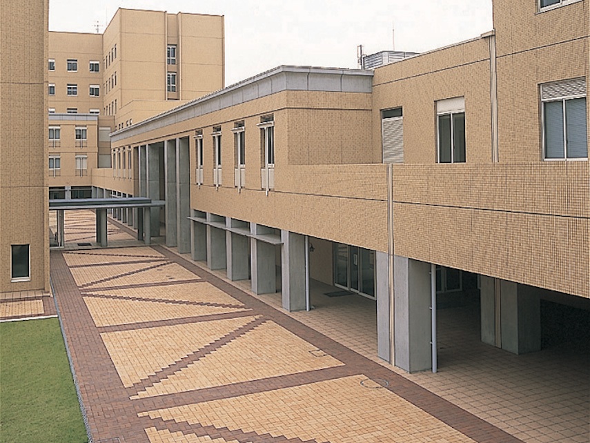 《シーボルト校中央棟》キャンパスの中央部にあり、全学共通の講義室・実習室があります。