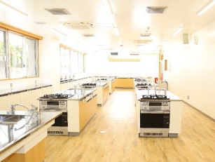 【4号館1F・調理実習室】管理栄養学科専用の新校舎。