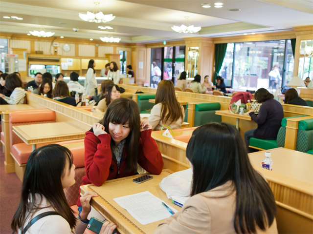 【カフェテリア】憩いのスペースとして人気です。売店もあり、講義の予習・復習からゼミのミーティング、自習などで幅広く利用されています。