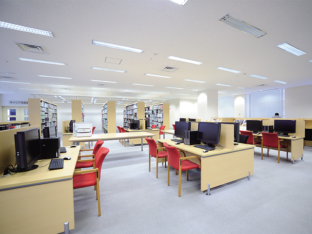 【小倉キャンパス】メディアライブラリー。デザイン学部の学生に役立つ書籍・雑誌や、多様なソフトが内蔵されたパソコンが設置されています。