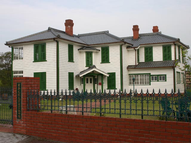 キャラハン邸。明治時代、大分県中津市に建設された宣教師館を移設したものです。 