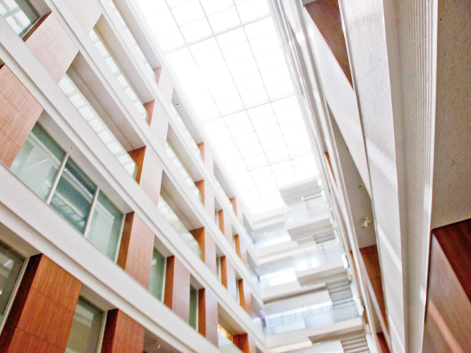 「吹き抜け」キャンパスの中心を1階から7階まで貫く吹き抜けが光と開放感を与えてくれます。（二条キャンパス）