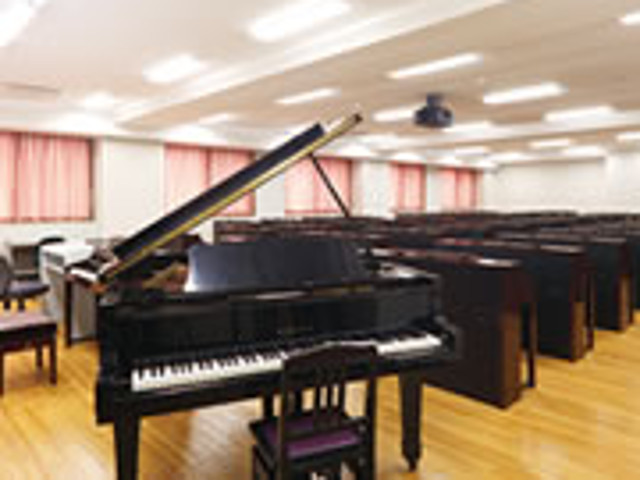 ■ピアノレッスン室　　　電子ピアノが100台設置されており、音楽表現力を養うための演習が行われています。