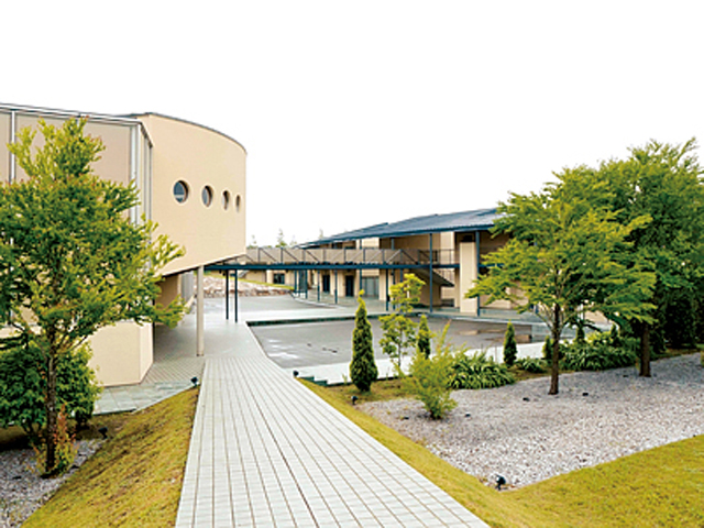 千葉県佐倉市にある佐倉セミナーハウス。リゾート地の宿泊施設のようなおしゃれな外観で、新入生研修やゼミ合宿、サークル活動などで利用します。