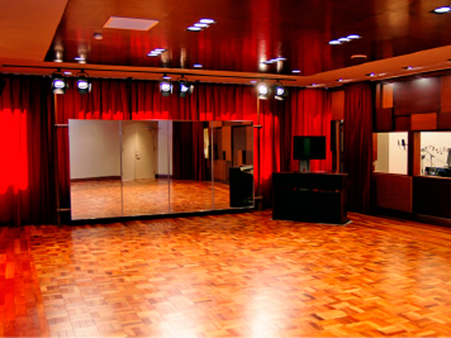 スタジオ：声優やスピーキングの実習などができる録音設備が整った実習室。