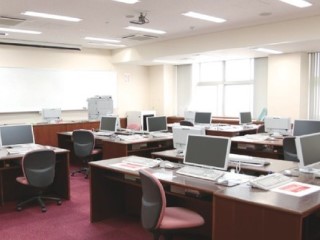 【情報処理演習室】パソコンを合計230台完備しています。授業以外で自由に使用することができ、薬剤師国家試験の自習ルームとしても利用されています。