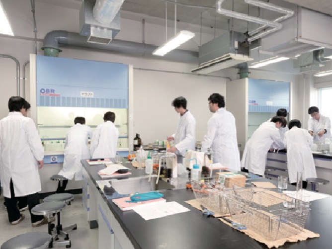【研究・実験棟（実験棟）】学生実験室［化学系］：さまざまな物質の作製や分析、材料の合成などの実験を行い、化学の基礎的な知識・技術が身につきます。