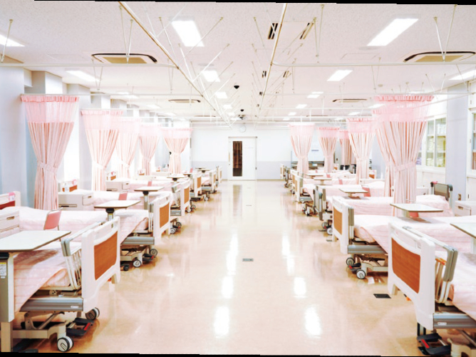 「基礎看護実習室1」看護学科の実習室。実際の病室と同等の設備が備えられており、基礎的な看護技術の演習を行います。（二条キャンパス）