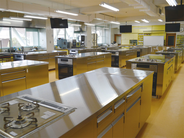 調理実習室120。2015年4月にリニューアルされ、 授業に使用されています。
