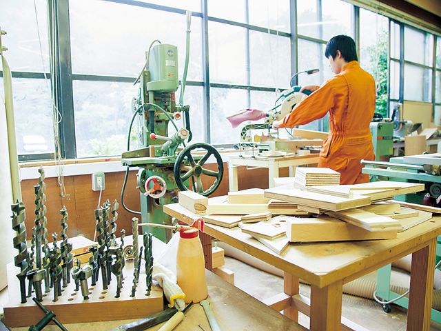 プロダクトデザイン学科木工室：木材を切る・削る・穴を開けるための機材を完備。テーブルや椅子、文房具やアクセサリーまで、木を素材とした制作に役立ちます。
