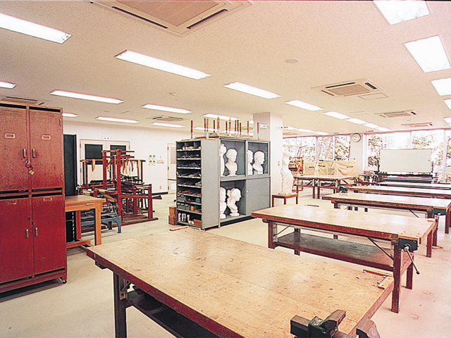 【小倉南区キャンパス】作業療法実習室。作業療法で行われるさまざまな作業を、自分自身で実際に体験する実習室です。木工用の作業台や数々の道具類が揃っています。