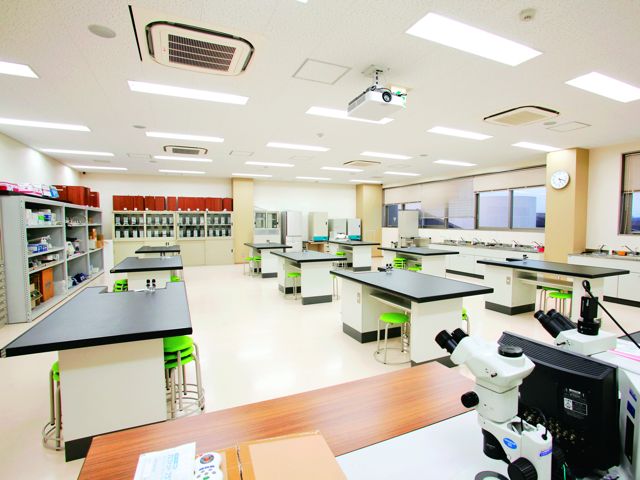 ■実験室：9台の実験台と顕微鏡25台などの実験器具を備え、基準の1.5倍の教育環境設備を完備。