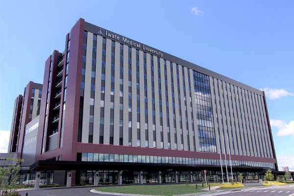 2019年に開院した新附属病院。病床数1,000床、手術室20室を備える大学病院。学生が実践的に学ぶ学修・研修の場です。