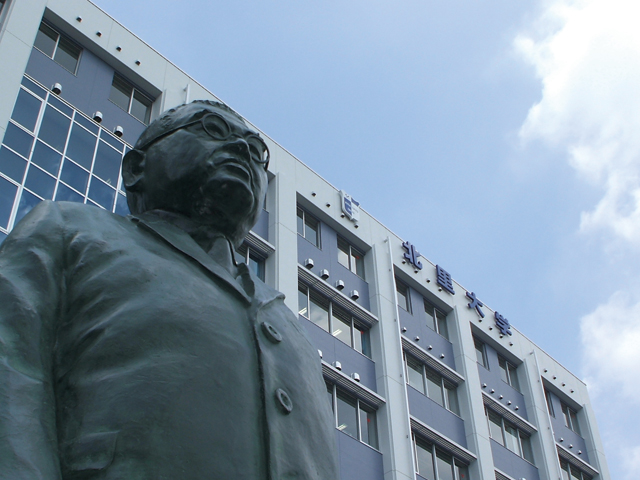［相模原キャンパス］一般教育棟（L1号館）前にある、学祖・北里柴三郎の銅像