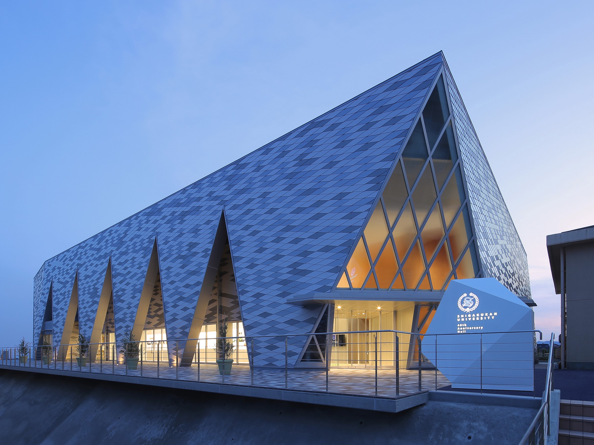 2022年4月に完成した40周年記念館。三角形多面体をモチーフとした「新たなものを創造する力」を感じるデザインです。