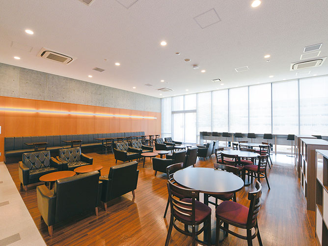 L-cafe（白子キャンパス）：講義の合間の休憩場所などに使用できます