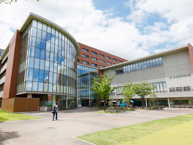 ［曙館（あけぼのかん）］名古屋キャンパスの中心となる建物。教室、情報教育の特別教室、学術情報センター、レストランなどがあります。
