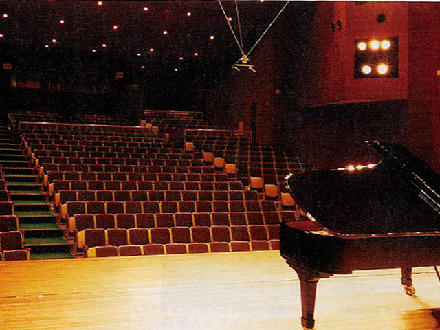 音楽講堂ホール／名器と誉れ高いベーゼンドルファーのピアノや圧倒的な存在感と音色を持つパイプオルガンが設置されています。