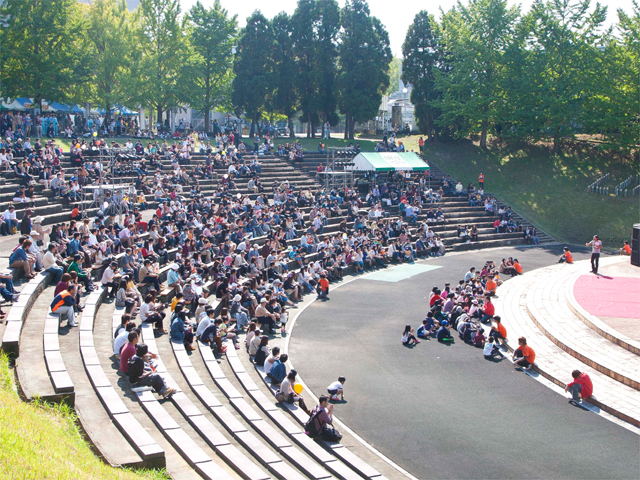 約1850人が座れる観客席を持つ野外ステージ。毎年10月に行われる学園祭ではメインステージとして各種イベントや大抽選会等が行われます。