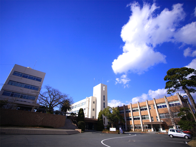 飯塚駅からすぐの閑静なエリアにある明るい雰囲気のキャンパスです。駅から直接アクセスが可能で、キャンパス内に駐車場もあるので、通学に大変便利です。