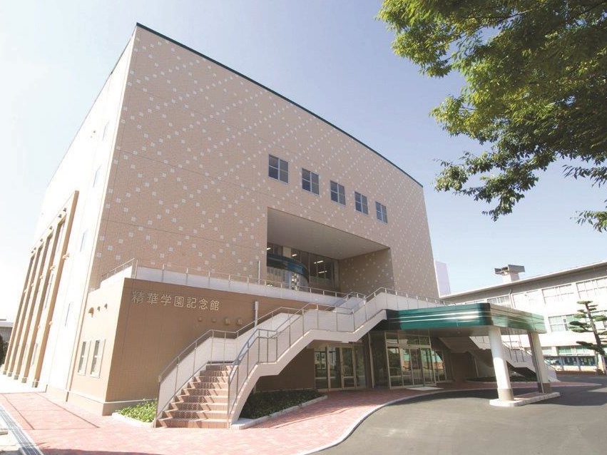 創立100周年を迎えるにあたって2007年に竣工された 精華学園記念館。