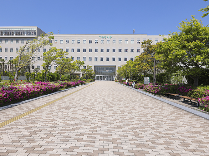 SBC東京医療大学のある新浦安駅はテーマパークのある舞浜駅まで4分、東京駅まで16分の場所にあり、都会の雰囲気と自然が融合した人気エリアです。