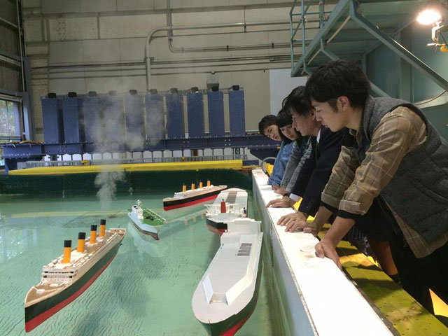 ●海洋機械工学実験館【清水キャンパス】大型の水槽で波や流れを人工的に発生させ、船や水中ロボットの運動特性などを測ることができる実験施設です