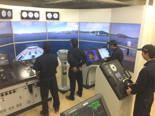 ●操船シミュレーター室【清水キャンパス】さまざまな天候や海の状況を設定し、操船をリアルに体験して技術を習得できます。海技士（航海）を目指す学生が授業で使用します