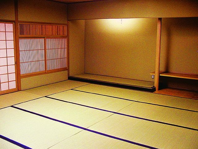 ■和室作法室：畳の香りが心地いい15畳の和室。社会で役立つ礼儀作法や美しいふるまいを実践的に身につけます。