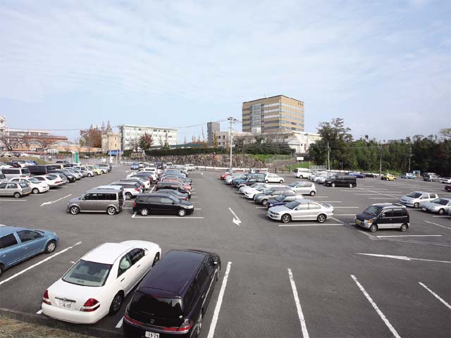 駐車場・駐輪場。約500台収容できる大型駐車場と駐輪場。申請すれば自動車やバイク通学が可能。