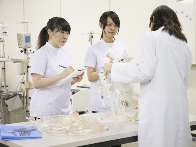●医療福祉工学実習室【熊本キャンパス】人工透析装置や人工心肺装置など多くの機器を実際に扱います