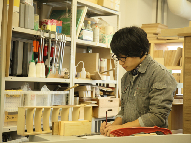 ●工作室【札幌キャンパス】工作室には木材中心とした様々な素材を加工する機械が揃えられており、学生の作品制作を支えています。