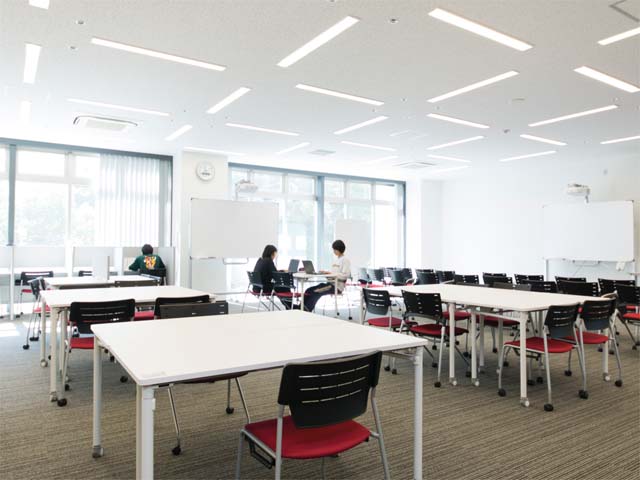 ラーニングコモンズ（テクノみらい館）。グループディスカッションやプレゼンテーションリハーサルにも活用できる自主的な学習空間です。