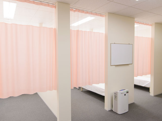 学生健康管理室（河田町キャンパス）　開室時間は校医が在駐し、体調不良時の対応や健康面での相談に対応しています。