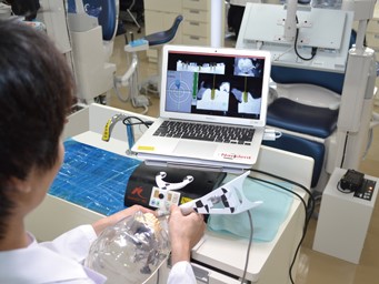 デジタル化口腔顎機能記録解析教育装置。顎の形状や動き、口腔内外の形態をデータとして取り込み、パソコン上で視覚的に学習することができます。