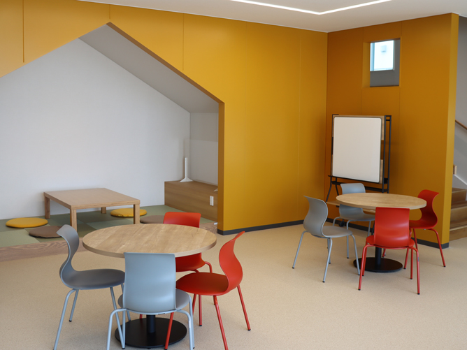 14号館「RECRO」：2022年秋に完成した新しい教室棟。最新設備を備えた教室に加え、3～5階には学生が時間の使い方に合わせて利用できる3種類のラウンジを設置。