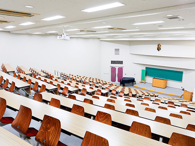 大講義室：主に基礎教養科目や各学科の必修科目に使用される階段教室