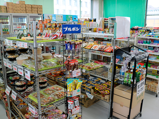 売店：お弁当やサンドウィッチ、飲み物やお菓子、文具などを取りそろえています。