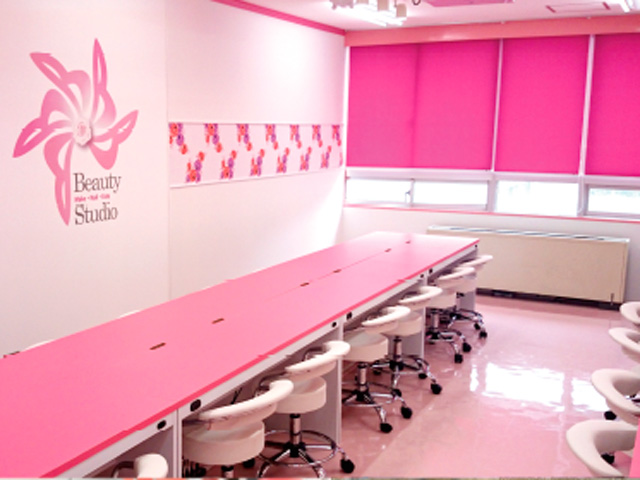 ビューティルーム：ピンクを基調とした明るくて綺麗な教室では、美容法やメイクセラピーなどを学びます