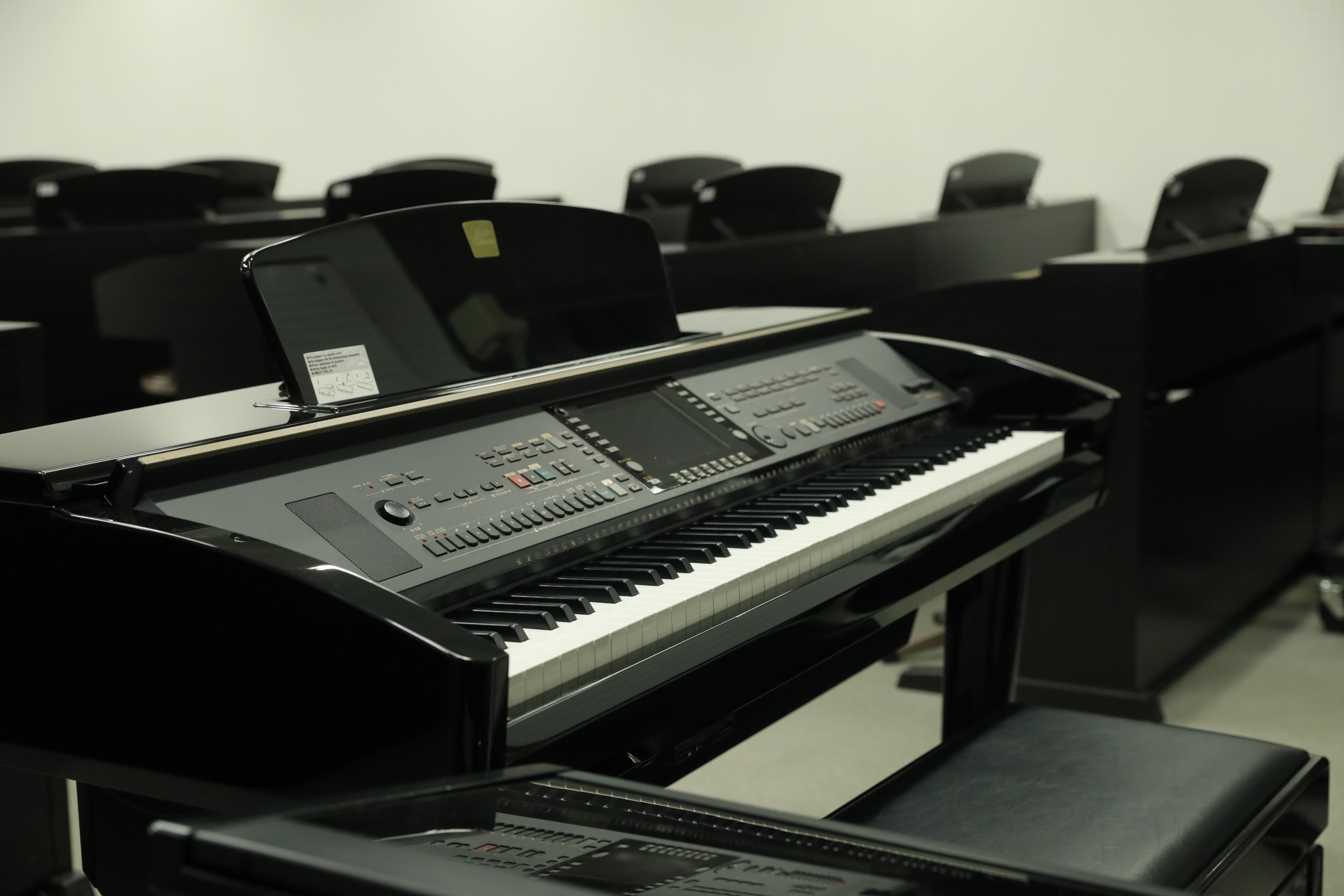 ピアノ室：教育学部の学生がおもにピアノ演奏技術を習得するために、25台の電子ピアノを整備しています。