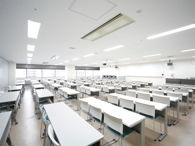 大講義室／福岡。120インチのスクリーンを設置し、視認性や音響に優れたキャンパス内で最大の講義室です。