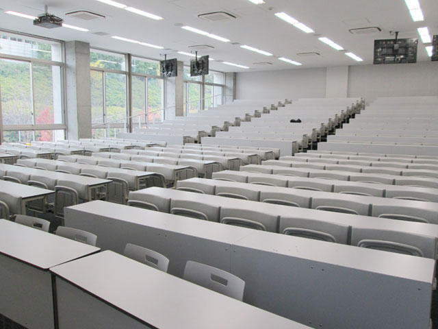 特別講義棟では、300人が授業を受けることができます。