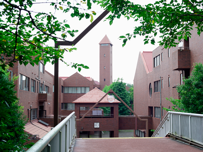 湘南キャンパス：情報学部・健康栄養学部があり、最新設備のそろったPC教室や、健康栄養学部の学生が実施する実験や実習のための教室も設置。(神奈川県茅ヶ崎市)