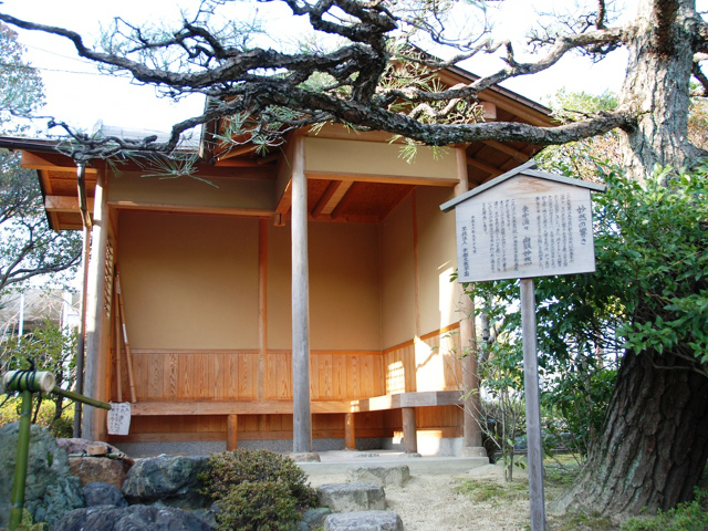 ■水琴窟　　　日本庭園の装飾「水琴窟」もあり、美しい景観となっています。