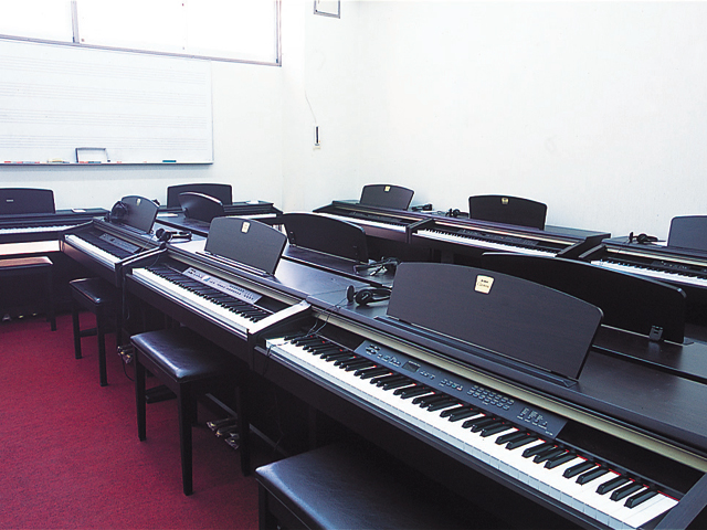 防音器楽練習室。アップライトピアノ、グランドピアノ、電子ピアノを完備しています。個室は8時～20時まで利用できます。