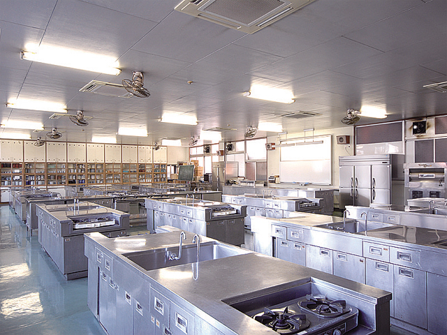 【調理学実習室】大型の調理器具も設置し、あらゆる調理シーンを想定した実習が可能です。