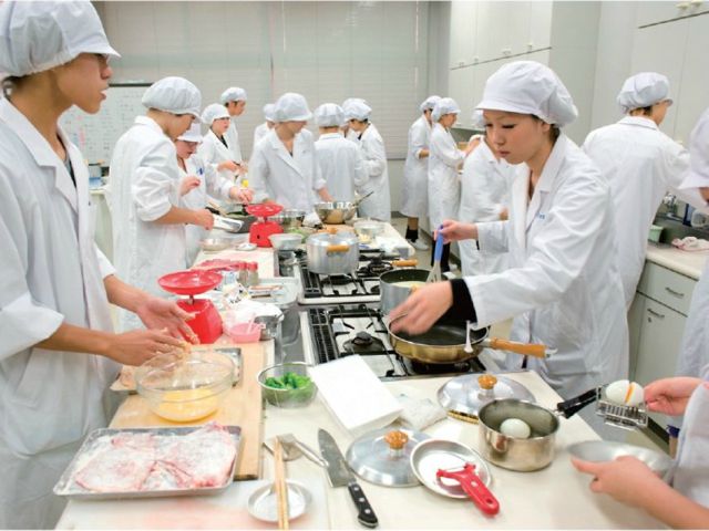 調理実習室：各種調理機器や調理テーブルを数多く備え、調理に関する基本的な知識と技術を学びます。
