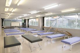 治療実習室（城北キャンパス）：臨床場面を想定した「治療技術」を身につけるための実習室です