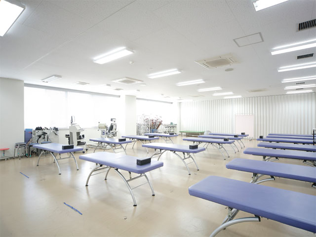 運動療法室／大川。運動療法に関する機器を設置し、さまざまな運動療法の実習に活用されています。