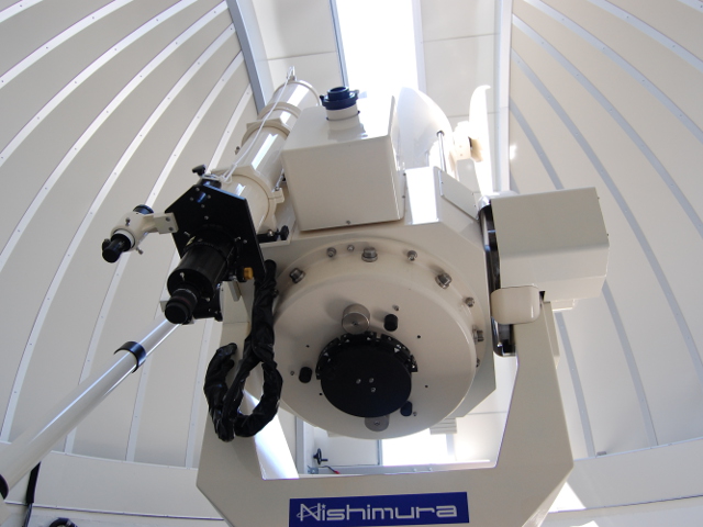 自然科学棟の屋上に60cm天体望遠鏡を設置し、授業の他一般公開講座を開いて市民との交流に活用しています。